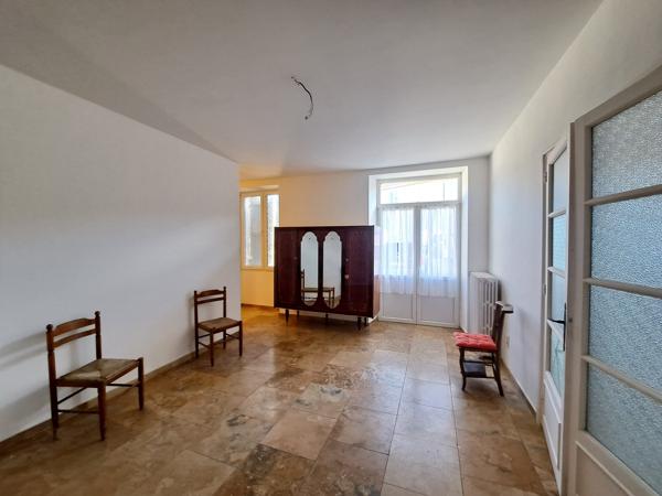 Belle Maison de Ville en Pierre Rénovée avec Appartement, Jardin et Garages