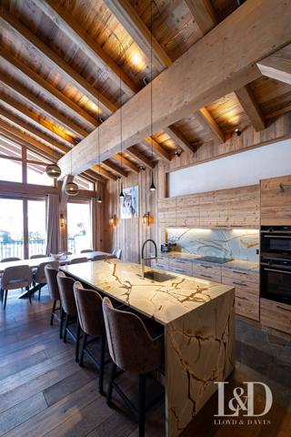 Élégance alpine : ambiance chalet et grands volumes sous plafond