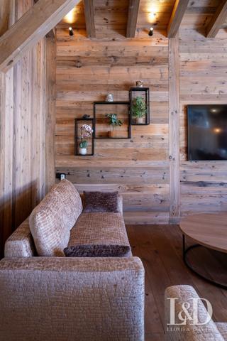 Élégance alpine : ambiance chalet et grands volumes sous plafond