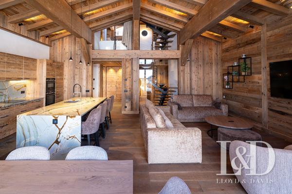 Élégance alpine : ambiance chalet et grands volumes sous plafond