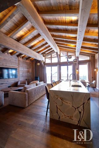 Élégance alpine : ambiance chalet et grands volumes sous plafond