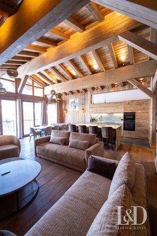 Élégance alpine : ambiance chalet et grands volumes sous plafond