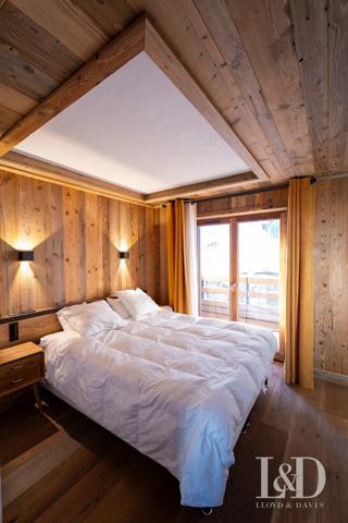 Élégance alpine : ambiance chalet et grands volumes sous plafond