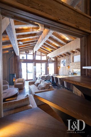 Élégance alpine : ambiance chalet et grands volumes sous plafond