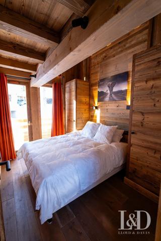 Élégance alpine : ambiance chalet et grands volumes sous plafond