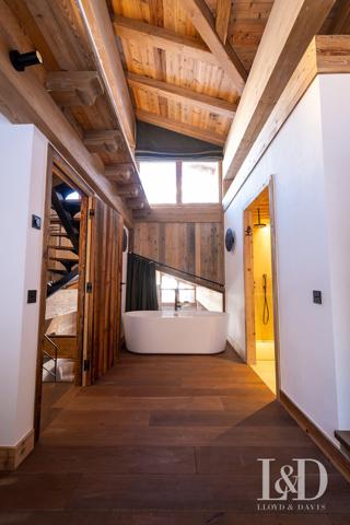 Élégance alpine : ambiance chalet et grands volumes sous plafond