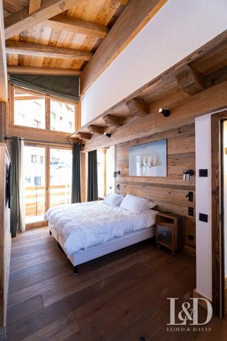 Élégance alpine : ambiance chalet et grands volumes sous plafond