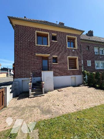 Il s'agit d'une maison comprenant :
-	 rez-de-chaussée avec salle à manger, deux chambres dont...