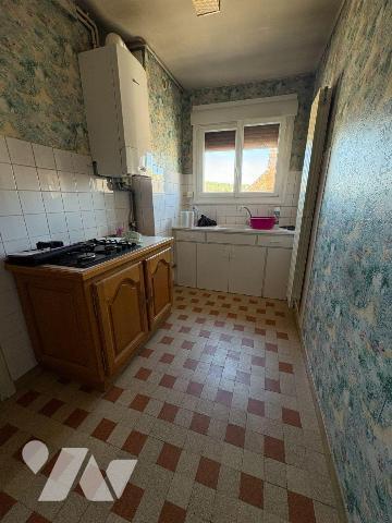 Il s'agit d'une maison comprenant :
-	 rez-de-chaussée avec salle à manger, deux chambres dont...