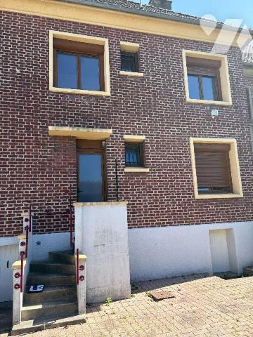 Il s'agit d'une maison comprenant :
-	 rez-de-chaussée avec salle à manger, deux chambres dont...