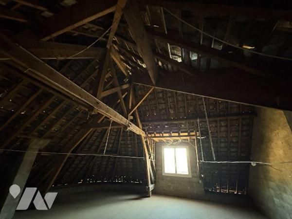 Il s'agit d'une maison comprenant :
-	 rez-de-chaussée avec salle à manger, deux chambres dont...