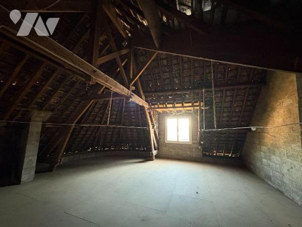 Il s'agit d'une maison comprenant :
-	 rez-de-chaussée avec salle à manger, deux chambres dont...