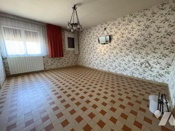 Il s'agit d'une maison comprenant :
-	 rez-de-chaussée avec salle à manger, deux chambres dont...