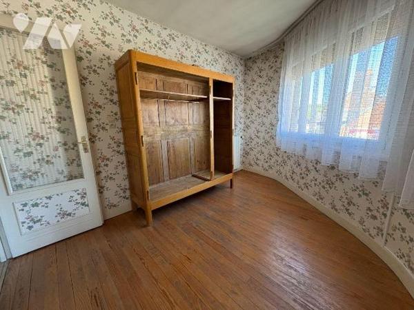 Il s'agit d'une maison comprenant :
-	 rez-de-chaussée avec salle à manger, deux chambres dont...
