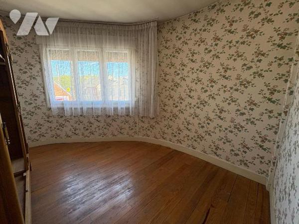 Il s'agit d'une maison comprenant :
-	 rez-de-chaussée avec salle à manger, deux chambres dont...