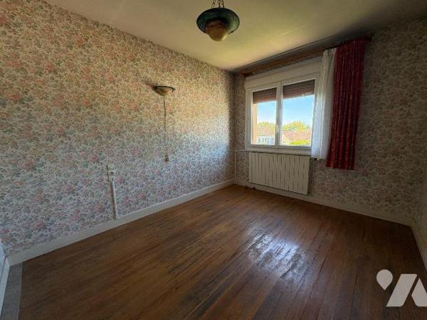 Il s'agit d'une maison comprenant :
-	 rez-de-chaussée avec salle à manger, deux chambres dont...