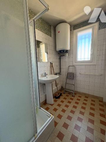 Il s'agit d'une maison comprenant :
-	 rez-de-chaussée avec salle à manger, deux chambres dont...