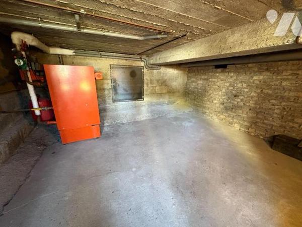 Il s'agit d'une maison comprenant :
-	 rez-de-chaussée avec salle à manger, deux chambres dont...
