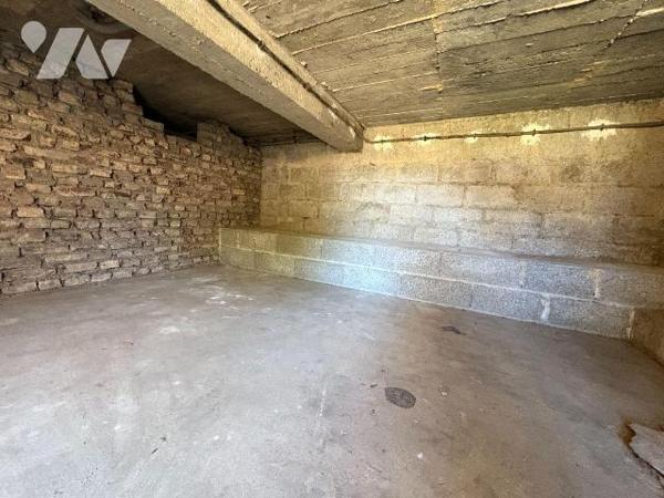 Il s'agit d'une maison comprenant :
-	 rez-de-chaussée avec salle à manger, deux chambres dont...