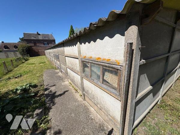 Il s'agit d'une maison comprenant :
-	 rez-de-chaussée avec salle à manger, deux chambres dont...