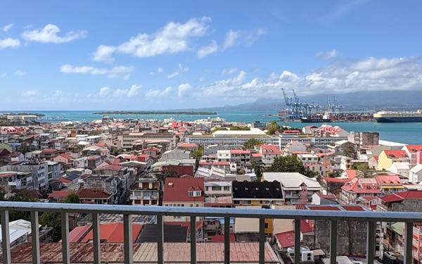 Appartement à vendre    4 pièces • 77 m2 Pointe-à-Pitre