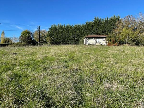 Superbe terrain constructible avec vue, viabilisé, à 17 km du centre de Périgueux