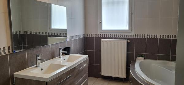 Maison plain pied 5 pièces avec double garage