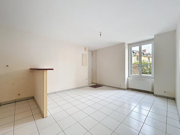 Au centre de la commune de l’Hermitage, commune dynamique avec toutes le commodités nécessaires, bénéficiant d’une gare SNCF et faisant partie de Rennes Métropole.