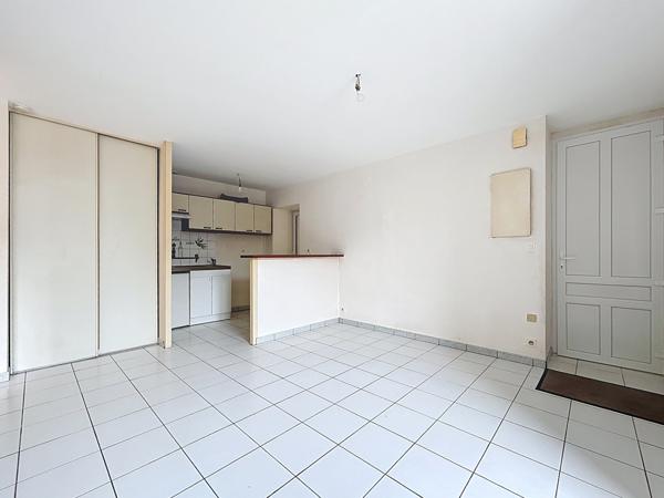 Au centre de la commune de l’Hermitage, commune dynamique avec toutes le commodités nécessaires, bénéficiant d’une gare SNCF et faisant partie de Rennes Métropole.