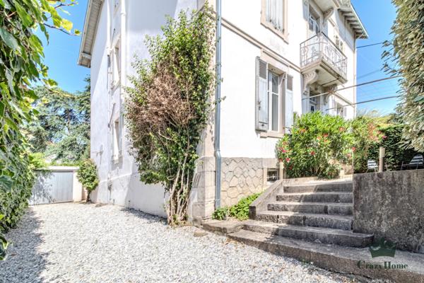 Appartement
                                                                                                                                                                                                                                                                                                                        5 pièce(s)                                                                                                                                                                                                          3 chambre(s)                                                                                                                                                                                                          144  m²