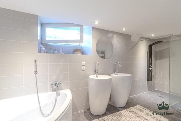 Appartement
                                                                                                                                                                                                                                                                                                                        5 pièce(s)                                                                                                                                                                                                          3 chambre(s)                                                                                                                                                                                                          144  m²