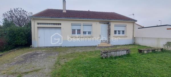 Nichée dans un quartier résidentiel à proximité immédiate de toutes les commodités, cette maison individuelle de plain-pied d'environ 92m² saura vous ravir.

Elle se compose d'une entrée avec placard desservant un salon/salle à manger, une cuisine dinatoire récente aménagée et équipée, 3 chambres dont deux avec placard, une salle d'eau avec douche à l'italienne et un toilette indépendant.
Pour stationner vos véhicules, un garage et des places de stationnement sur la parcelle.

Un jardin complète le tout.

Travaux à prévoir.

SES ATOUTS : à 7 min à pieds des écoles et du centre-ville, 9 min à pieds du centre commercial super U et à 24 min du centre-ville de Nantes.