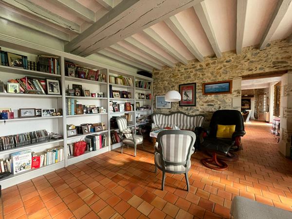 Grande Maison de Caractère Rénovée avec Piscine - ECOUFLANT BOURG