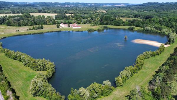 Magnifique propriété de 295 m² implantée sur un domaine de 26 hectares avec 2 étangs