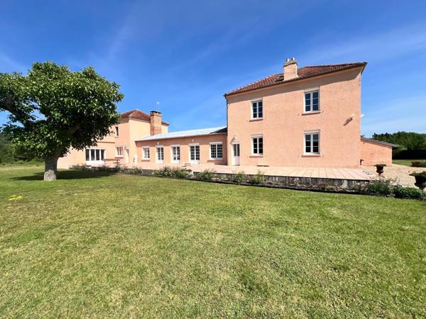 Magnifique propriété de 295 m² implantée sur un domaine de 26 hectares avec 2 étangs