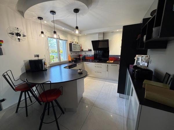 MAISON 5 CHAMBRES - 160m² hab. - PISCINE - DEPENDANCES