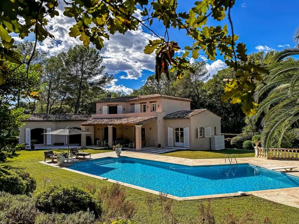 A vendre en co-exclusivité au Parcs de Mougins, superbe villa familiale dans un prestigieux domaine