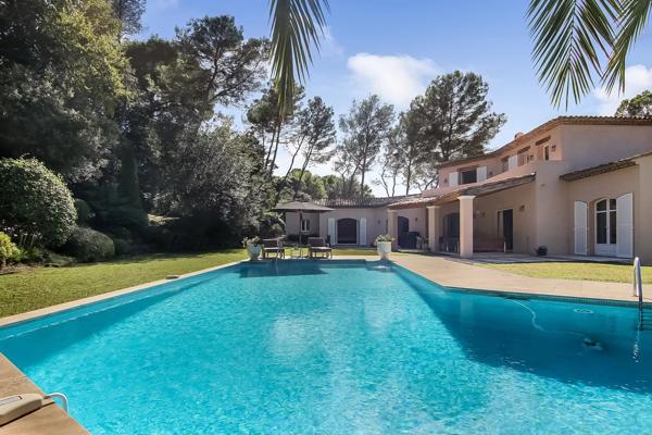A vendre en co-exclusivité au Parcs de Mougins, superbe villa familiale dans un prestigieux domaine