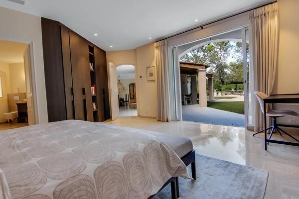 A vendre en co-exclusivité au Parcs de Mougins, superbe villa familiale dans un prestigieux domaine