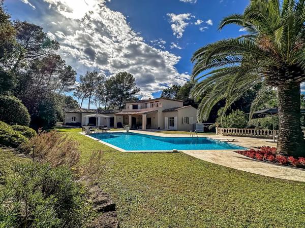 A vendre en co-exclusivité au Parcs de Mougins, superbe villa familiale dans un prestigieux domaine