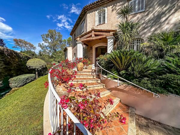 A vendre en co-exclusivité au Parcs de Mougins, superbe villa familiale dans un prestigieux domaine