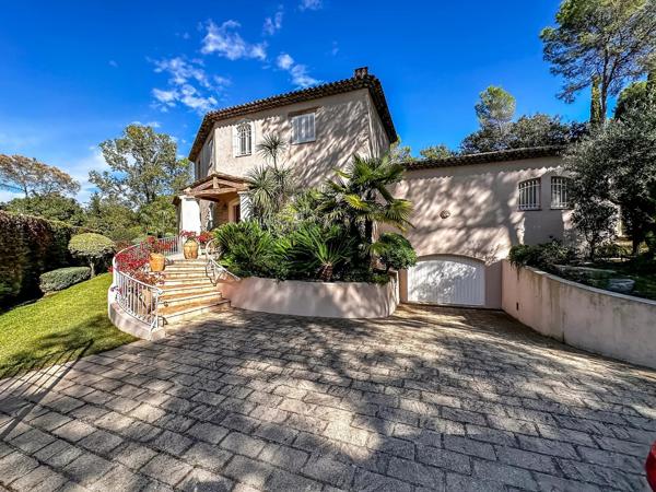 A vendre en co-exclusivité au Parcs de Mougins, superbe villa familiale dans un prestigieux domaine
