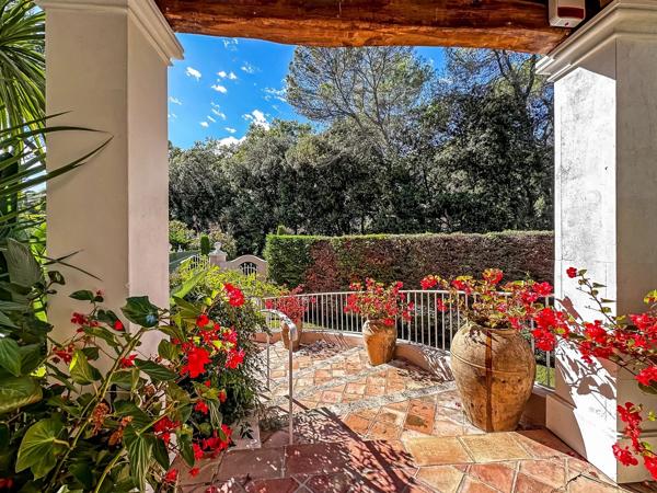 A vendre en co-exclusivité au Parcs de Mougins, superbe villa familiale dans un prestigieux domaine