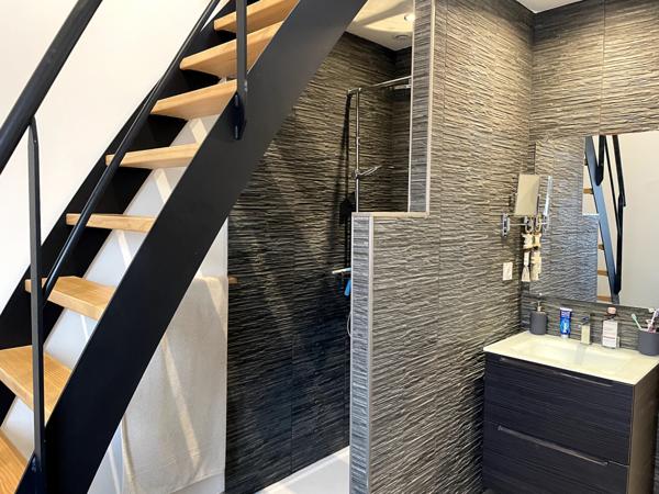 A vendre Maison de ville entièrement rénovée proche des commodités