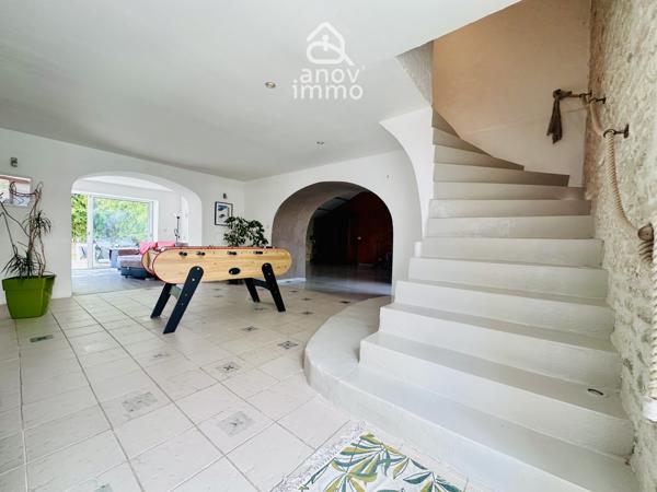 Maison
                                                                                                                                                                                                                                                                                                                        9 pièce(s)                                                                                                                                                                                                          6 chambre(s)                                                                                                                                                                                                          300  m²