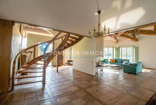 Propriete
                                                                                                                                                                                                                                                                                                                        7 pièce(s)                                                                                                                                                                                                          5 chambre(s)                                                                                                                                                                                                          537  m²