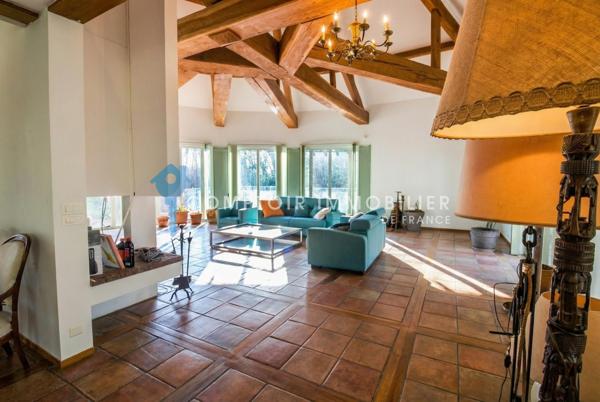 Propriete
                                                                                                                                                                                                                                                                                                                        7 pièce(s)                                                                                                                                                                                                          5 chambre(s)                                                                                                                                                                                                          537  m²