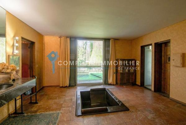 Propriete
                                                                                                                                                                                                                                                                                                                        7 pièce(s)                                                                                                                                                                                                          5 chambre(s)                                                                                                                                                                                                          537  m²