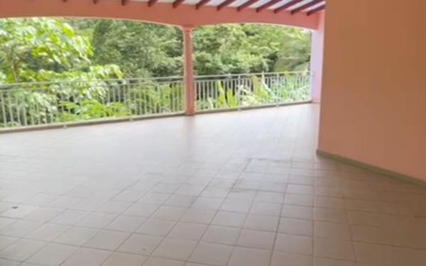 Appartement à louer    4 pièces • 160 m2 Morne-à-l'Eau