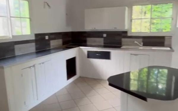 Appartement à louer    4 pièces • 160 m2 Morne-à-l'Eau